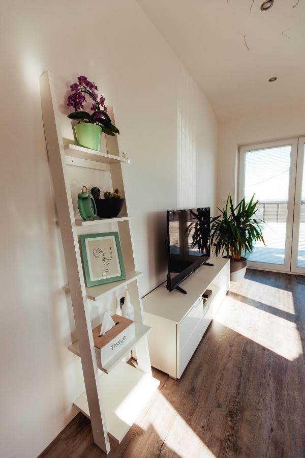 Sunny Oak Estate Apartment Mengeš Exterior foto