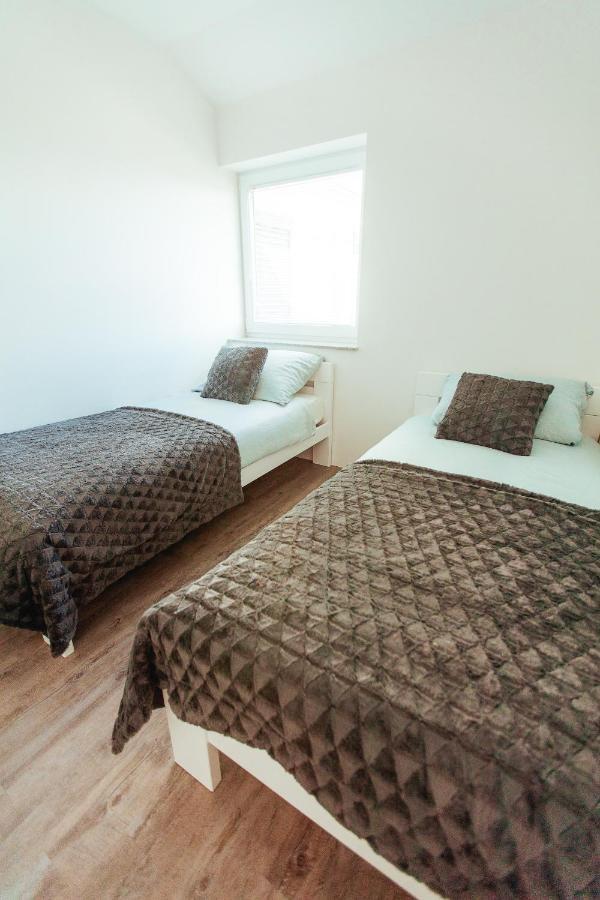 Sunny Oak Estate Apartment Mengeš Exterior foto